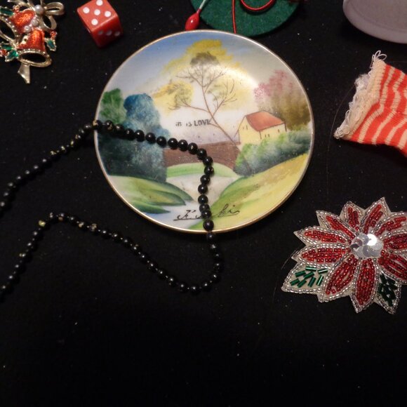 JUNK DRAWER VINTAGE CHRISTMAS DOLL HOLDERS JEWELRY BEADS ETC. LOT - Picture 8 of 10